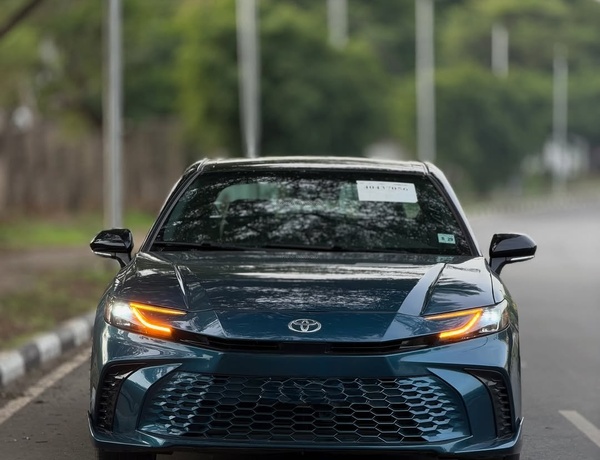  2019 TOYOTA CAMRY XSE HYBRID – FOREIGN USED Urgent Sale 