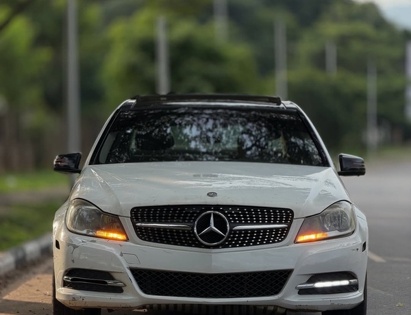 Executive Mercedes Benz C300 2013 – Luxury Driving Experience at Its Best