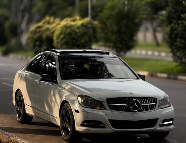 Executive Mercedes Benz C300 2013 – Luxury Driving Experience at Its Best