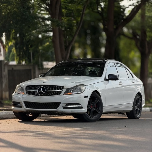 Executive Mercedes Benz C300 2013 – Luxury Driving Experience at Its Best