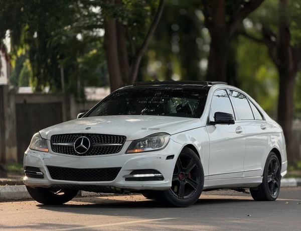 Executive Mercedes Benz C300 2013 – Luxury Driving Experience at Its Best