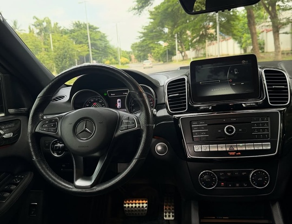 Executive Mercedes Benz GLE43 AMG 2017 – Premium Driving Experience SUV