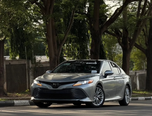 2018 TOYOTA CAMRY XLE – FOREIGN USED | FULL LUXURY SEDAN 