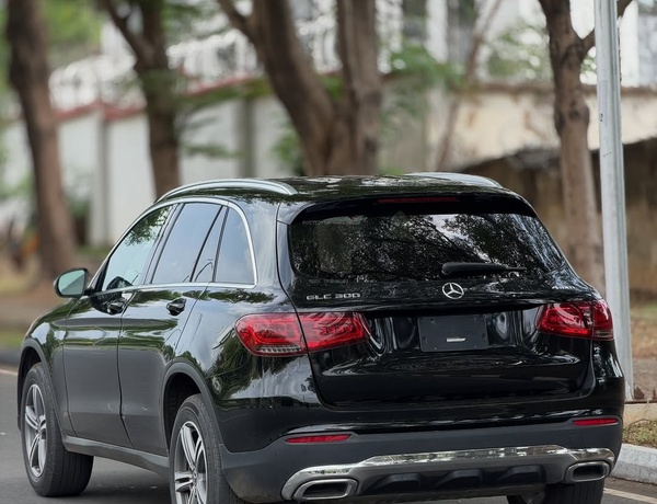 GLC300 Foreign Used  Sharp Body, Smooth Engine, For Sale in Abuja