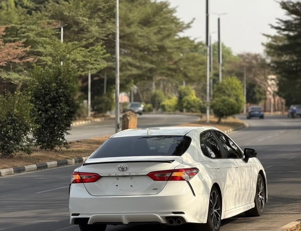 Foreign Used 2019 Toyota Camry SE for Sale In Abuja