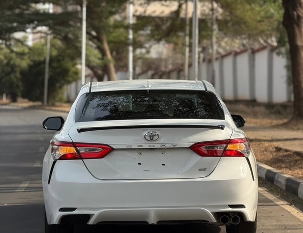 Foreign Used 2019 Toyota Camry SE for Sale In Abuja