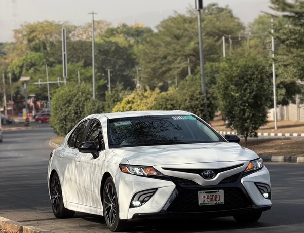 Foreign Used 2019 Toyota Camry SE for Sale In Abuja