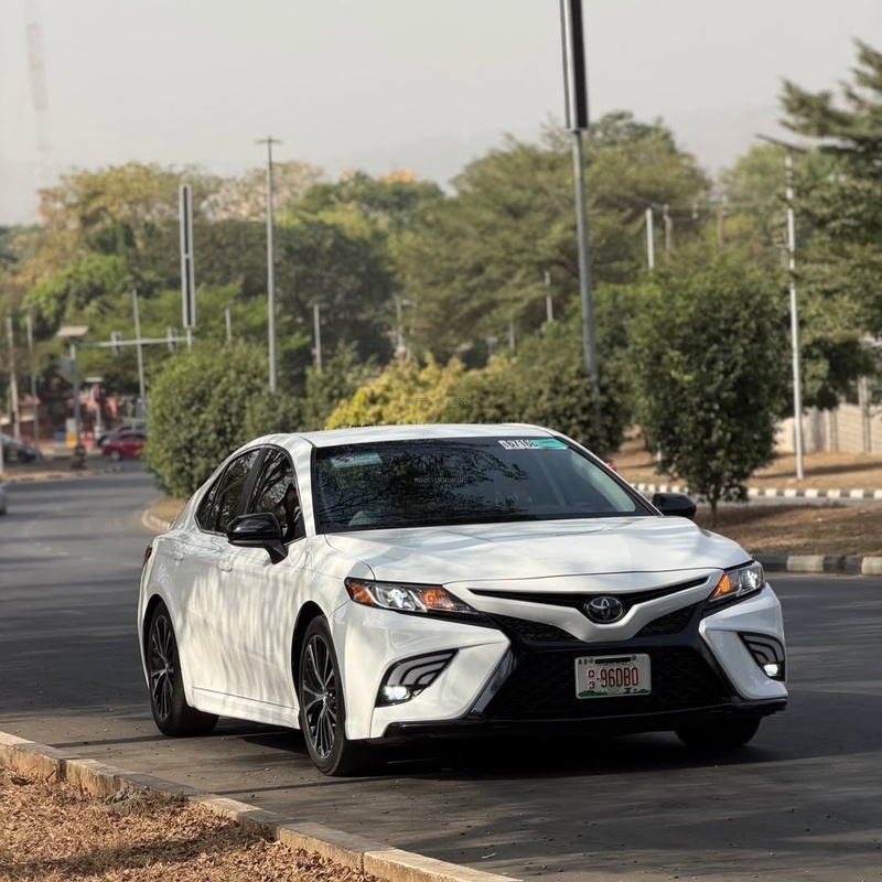 Foreign Used 2019 Toyota Camry SE for Sale In Abuja image