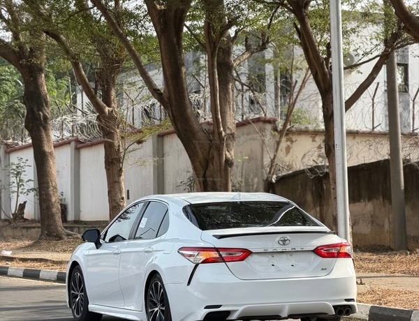 Foreign Used 2019 Toyota Camry SE for Sale In Abuja