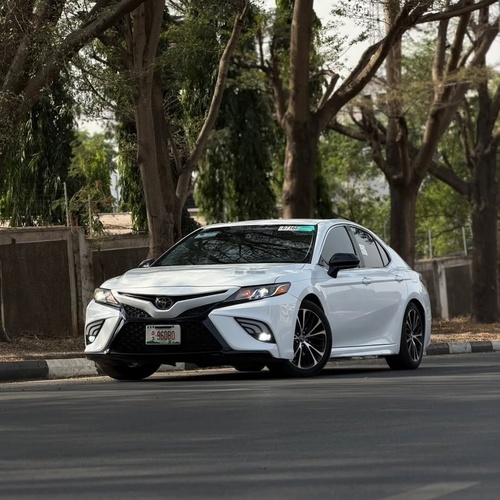 Foreign Used 2019 Toyota Camry SE for Sale In Abuja
