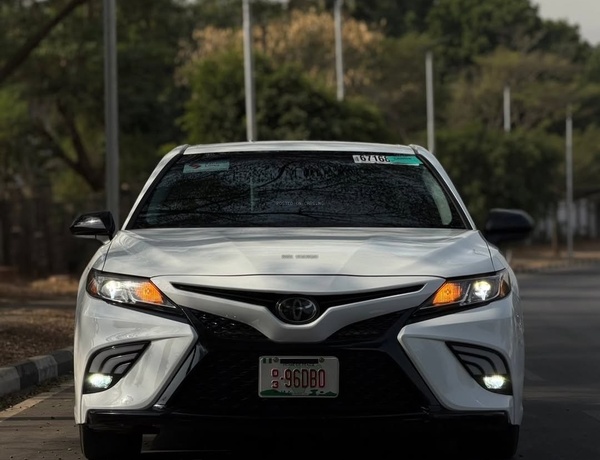 Foreign Used 2019 Toyota Camry SE for Sale In Abuja