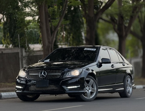 Luxury & Comfort – Mercedes-Benz C300 2009 – Foreign Used Available Now