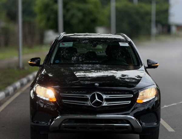 Mercedes-Benz GLC300 (2016)  🇩🇪 Executive Compact SUV Available