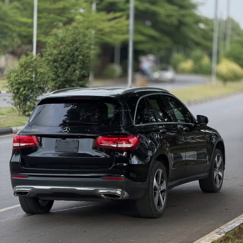 Mercedes-Benz GLC300 (2016)  🇩🇪 Executive Compact SUV Available