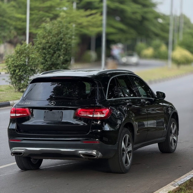 Mercedes-Benz GLC300 (2016)  🇩🇪 Executive Compact SUV Available image