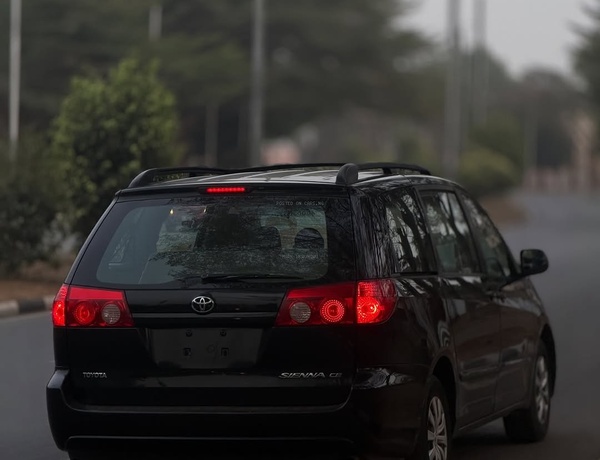 Foreign Used 2010 Toyota Sienna for Sale In Abuja