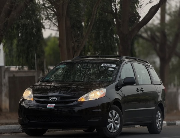 Foreign Used 2010 Toyota Sienna for Sale In Abuja