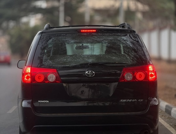 Foreign Used 2010 Toyota Sienna for Sale In Abuja