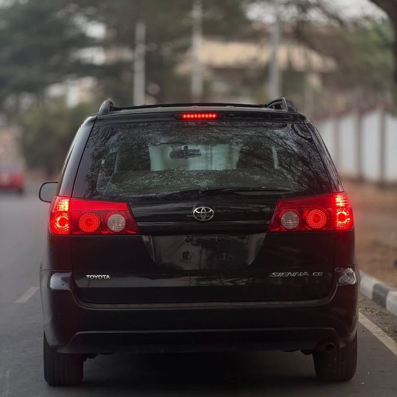 Foreign Used 2010 Toyota Sienna for Sale In Abuja image