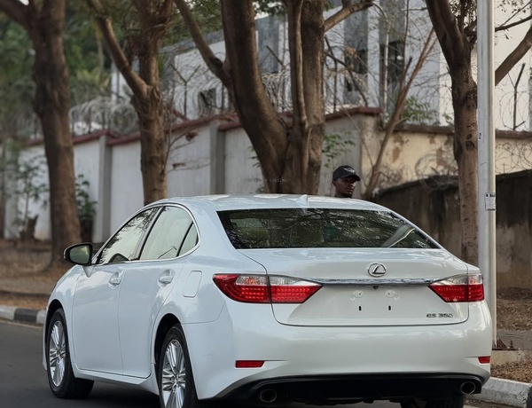 Foreign Used 2015 Lexus ES350 for Sale In Abuja