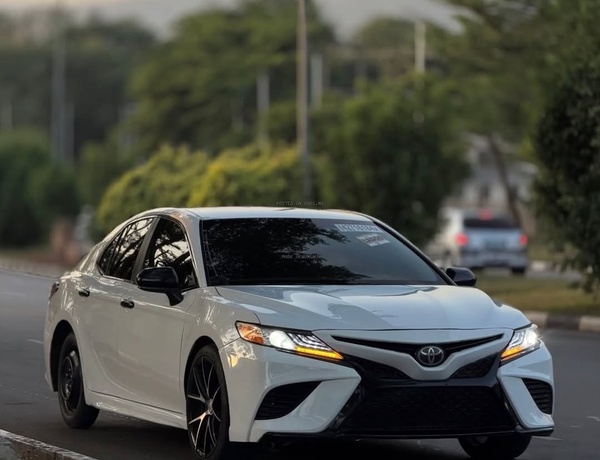 2018 TOYOTA CAMRY SE – FOREIGN USED | CLEAN EXECUTIVE SEDAN 