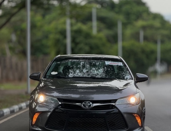 2015 TOYOTA CAMRY SE  FOREIGN USED, First Body Clean