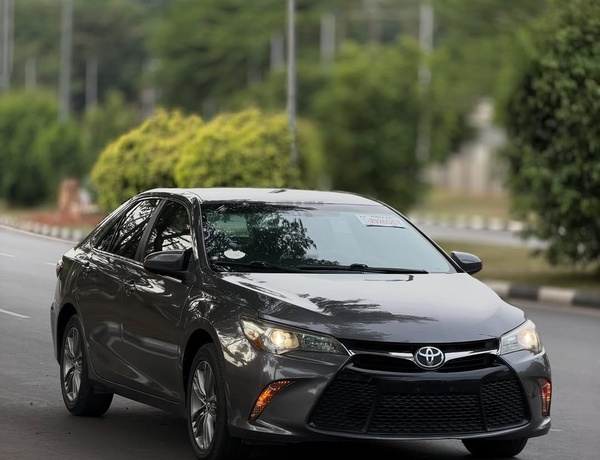 2015 TOYOTA CAMRY SE  FOREIGN USED, First Body Clean