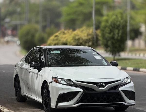 TOYOTA CAMRY 2021 TOKUNBO – SHARP BODY, WELL MAINTAINED UNIT