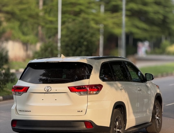 Toyota Highlander XLE 2017🔥 Luxury, Comfort & Reliability