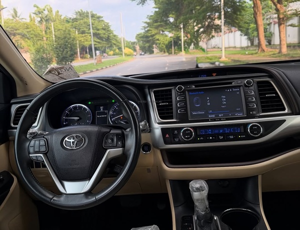 Toyota Highlander XLE 2017🔥 Luxury, Comfort & Reliability