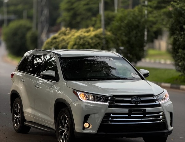 Toyota Highlander XLE 2017🔥 Luxury, Comfort & Reliability