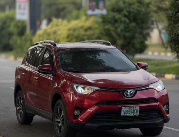 Nigerian Used Toyota RAV4 XLE 2016 in Abuja