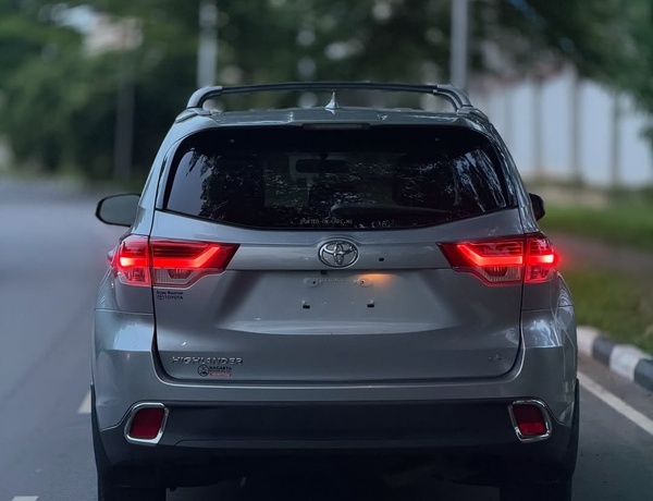 Urgent Sale: Toyota Highlander LE 2015 – Clean & Ready to Drive
