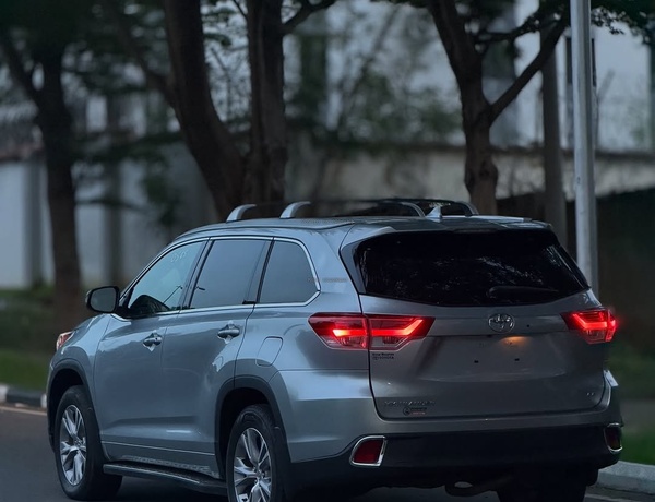 Urgent Sale: Toyota Highlander LE 2015 – Clean & Ready to Drive
