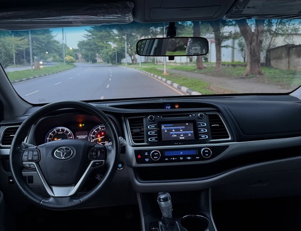 Urgent Sale: Toyota Highlander LE 2015 – Clean & Ready to Drive