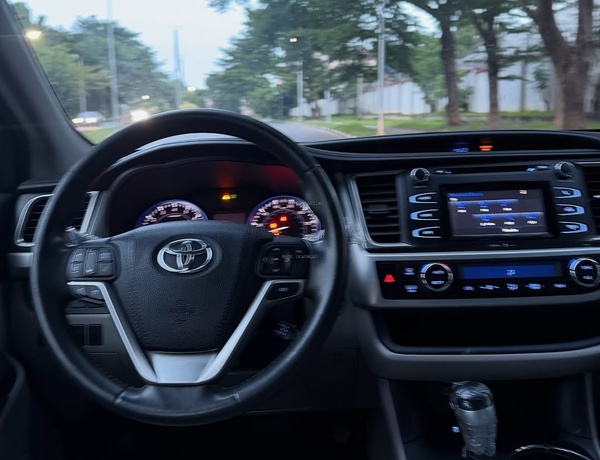 Urgent Sale: Toyota Highlander LE 2015 – Clean & Ready to Drive