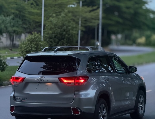 Urgent Sale: Toyota Highlander LE 2015 – Clean & Ready to Drive