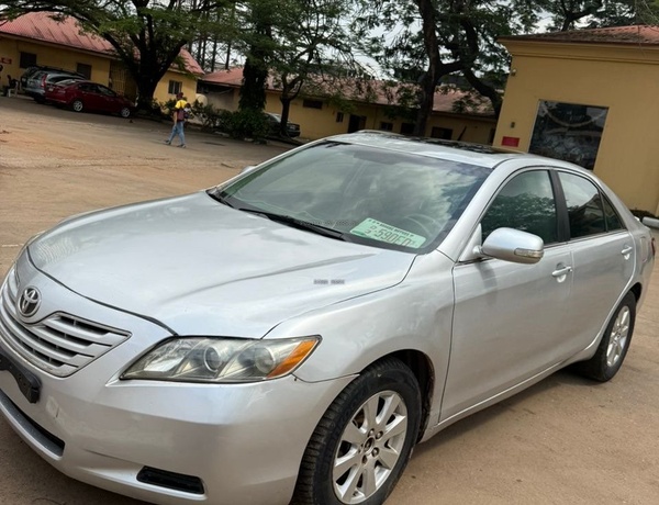 Distress sales XLE V6 Toyota Camry 2010 Thumbstart for Sale In Edo