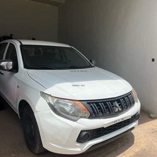Mitsubishi L200 pick-up, 2016 model for Sale In Lagos