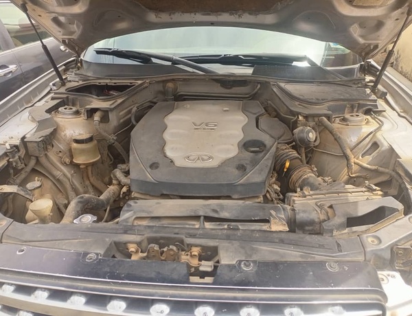 Infiniti FX35 2004 (Silver) for Sale In Abuja