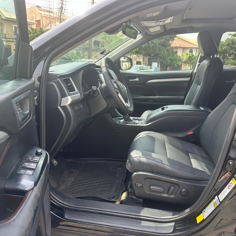 Toyota Highlander 2017 XLE AWD for Sale In Lagos image