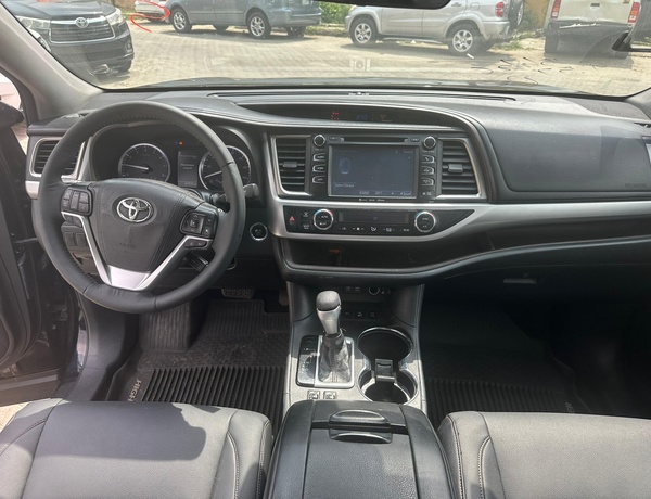 Toyota Highlander 2017 XLE AWD for Sale In Lagos