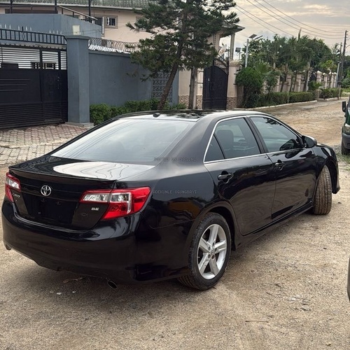 Foreign Used Toyota Camry SE 2014 for Sale In Lagos
