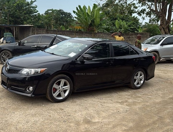 Foreign Used Toyota Camry SE 2014 for Sale In Lagos