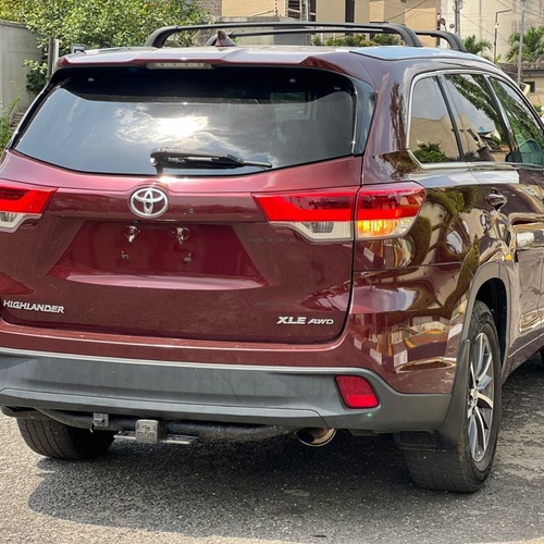 2017 Toyota HighlanderXLE AWD for Sale In Magodo Lagos State