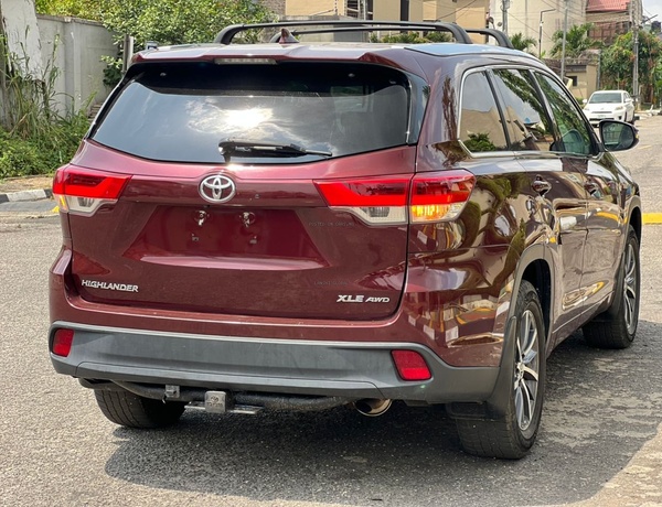 2017 Toyota HighlanderXLE AWD for Sale In Magodo Lagos State