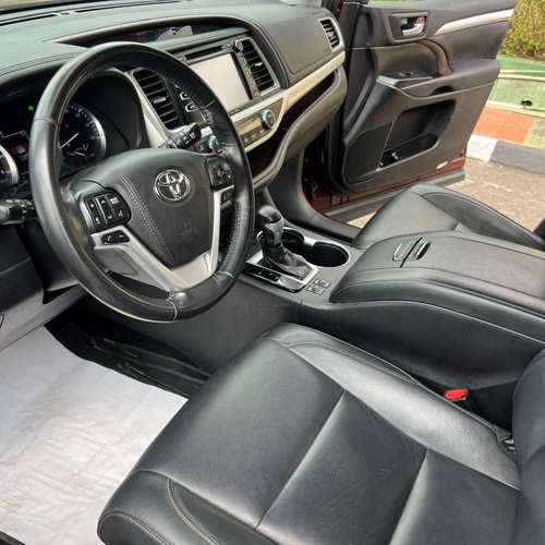 2017 Toyota HighlanderXLE AWD for Sale In Magodo Lagos State