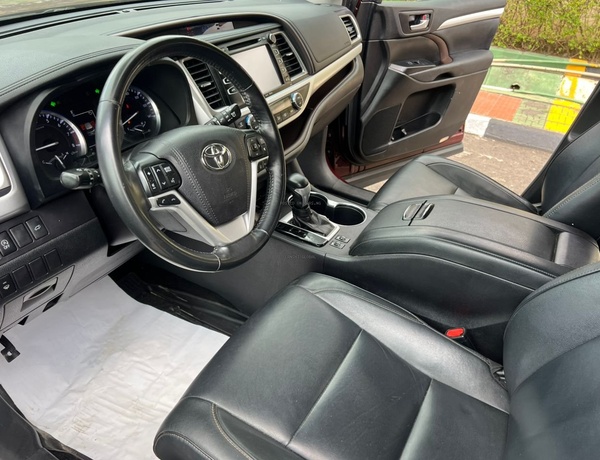 2017 Toyota HighlanderXLE AWD for Sale In Magodo Lagos State