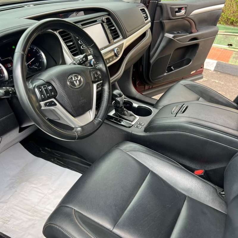 2017 Toyota HighlanderXLE AWD for Sale In Magodo Lagos State image