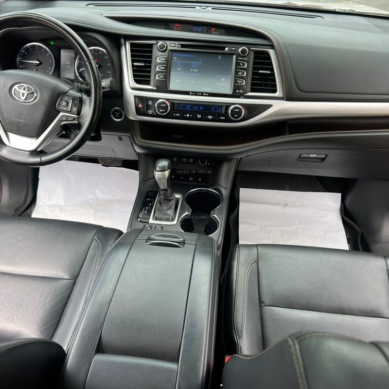 2017 Toyota HighlanderXLE AWD for Sale In Magodo Lagos State image
